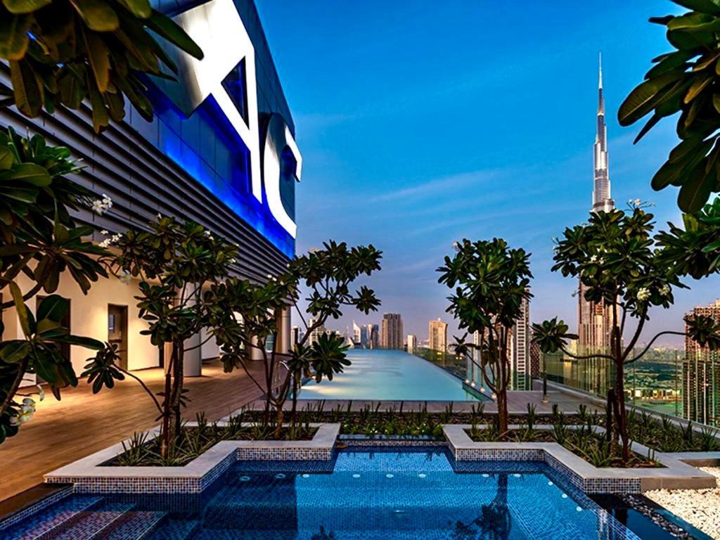 Infinity Pool & Burj Khalifa View L Luxe Paramount Dubai Exterior foto